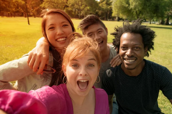 Selfie από μια ευτυχισμένη ομάδα φίλων κατά τη διάρκεια του καλοκαιριού — Φωτογραφία Αρχείου