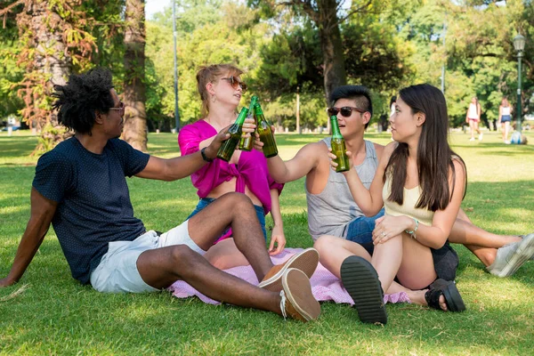 Teman minum bir di taman di musim panas — Stok Foto