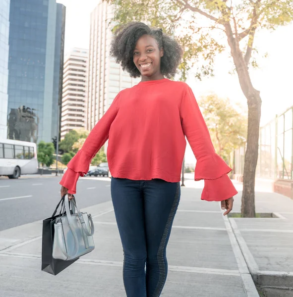Uma mulher negra em um passeio de compras na cidade — Fotografia de Stock