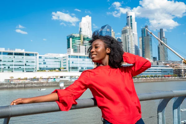 街で楽しむ幸せな黒人女性 — ストック写真