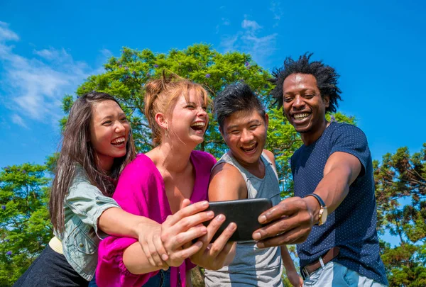Amigos se divertindo enquanto tirando selfies — Fotografia de Stock