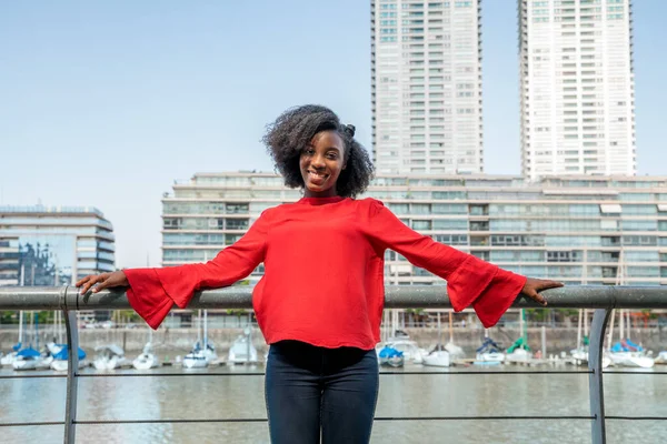 Een jonge zwarte vrouw ontspannen in de stad — Stockfoto