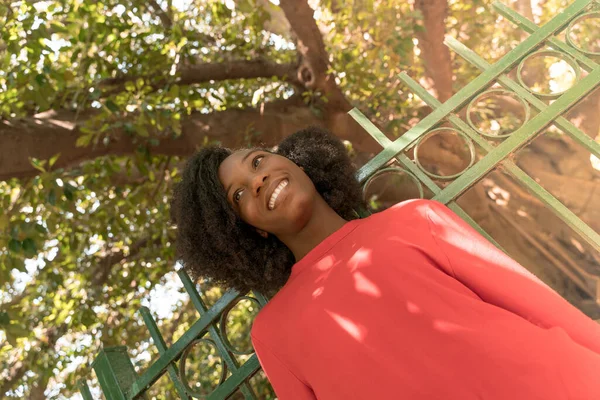 Une belle femme noire dans un parc — Photo
