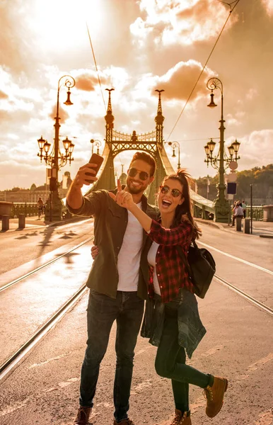 Ένα ζευγάρι που ταξιδεύει βγάζει selfie στη Βουδαπέστη — Φωτογραφία Αρχείου