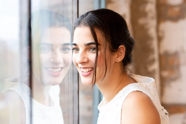 Ritratto di moda di una bella giovane donna in un vestito — Foto Stock