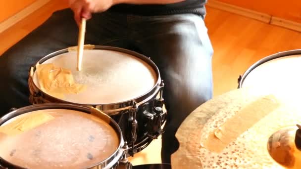 Närbild Man Som Spelar Gamla Trummor Med Band — Stockvideo