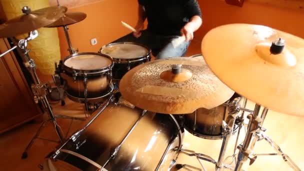 スタジオでドラムを演奏する男性ドラマーのビデオ 認知症の音楽家で右上からの眺め — ストック動画