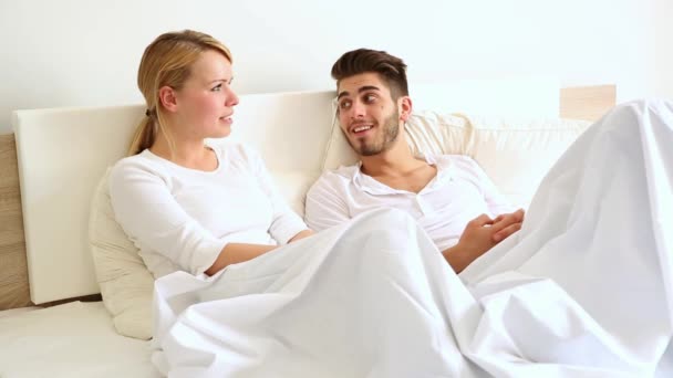 Video Von Jungen Paaren Die Weißen Bett Sitzen Und Miteinander — Stockvideo