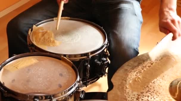 Close Van Een Man Spelen Oude Drums Met Tapes — Stockvideo