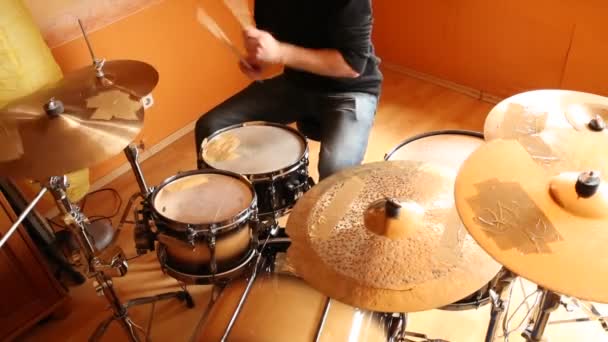 Video Baterista Masculino Tocando Batería Estudio Músico Incógnito Vista Desde — Vídeo de stock