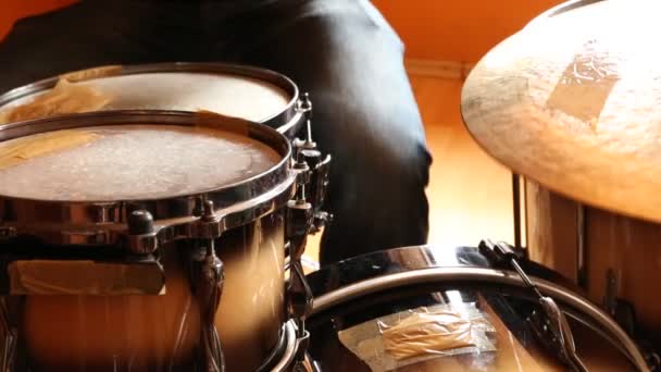 Video Van Een Mannelijke Drummer Die Drumt Studio Incognito Muzikant — Stockvideo