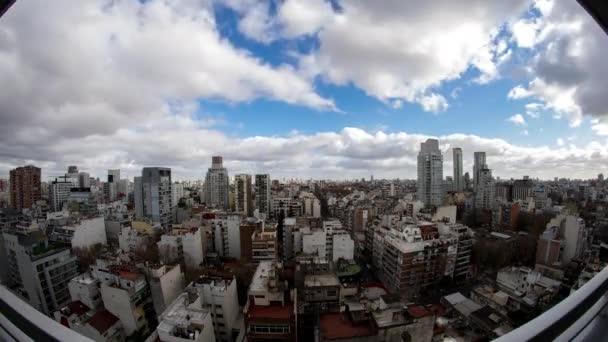 Vidéo Temporelle Nuage Déplaçant Rapidement Dessus Ville Depuis Sommet Bâtiment — Video