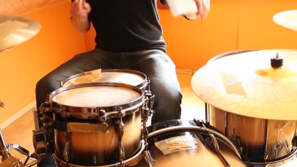 スタジオでドラムを演奏する男性ドラマーのビデオ インコグニート ミュージシャン — ストック動画