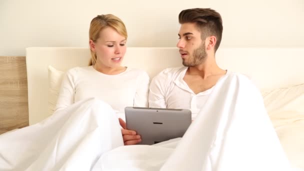 Кадри Молодої Пари Лежать Ліжку Розмовляють Використовують Планшетний Комп Ютер — стокове відео