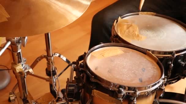 Close Van Een Man Spelen Oude Drums Met Tapes — Stockvideo