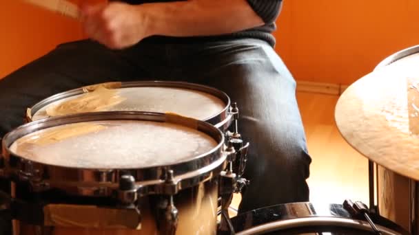 一个男性鼓手在录音室打鼓的视频 隐姓埋名的音乐家 靠近点 — 图库视频影像