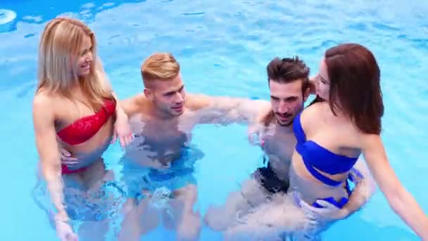 Deux Couples Amusent Sur Une Fête Piscine Ensemble Tout Embrassant — Video