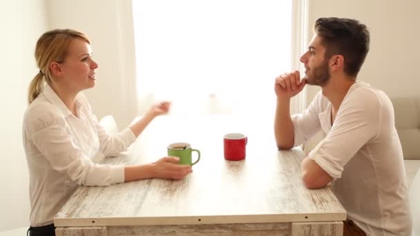Video Eines Jungen Paares Das Sich Morgen Beim Kaffeetrinken Tisch — Stockvideo