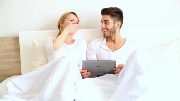 Video Von Jungem Paar Bett Das Lustige Videos Auf Dem — Stockvideo