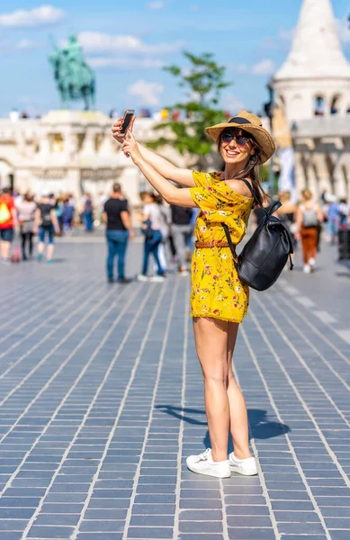 Een jonge vrouw geniet van haar reis naar Boedapest — Stockfoto