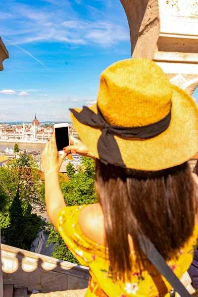 Una joven tomando fotos de Budapest — Foto de Stock