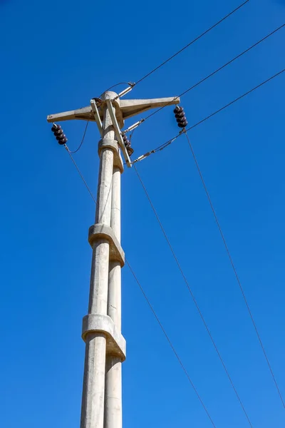 Uitzicht op de elektrische draden op de paal — Stockfoto