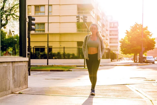 Una donna atletica che cammina per strada — Foto Stock