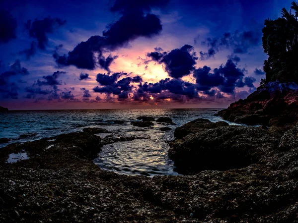 Ηλιοβασίλεμα στα βράχια της παραλίας του Σουρίν, Πουκέτ, Ταϊλάνδη — Φωτογραφία Αρχείου