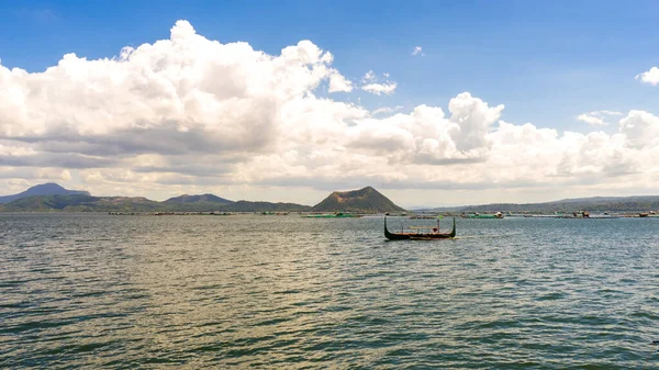 Vista sul lago Taal in una giornata nuvolosa — Foto Stock