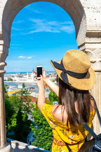 Mladá žena fotí Budapešť. — Stock fotografie