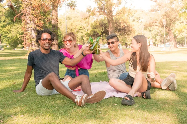 Teman minum bir di taman di musim panas — Stok Foto