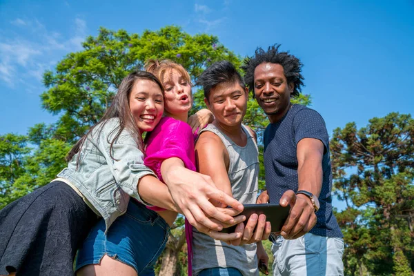 Amici che si divertono mentre scattano selfie — Foto Stock