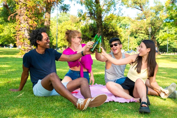 Teman minum bir di taman di musim panas — Stok Foto