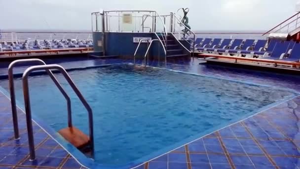 Piscina Barcos Mares Agitados Cámara Portátil — Vídeos de Stock