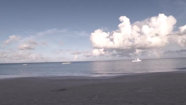 Пляж Піском Низькі Хвилі Рвуться Паннінг Зліва Направо — стокове відео