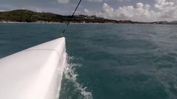 Naviguer Bord Petit Catamaran Ponton Gauche Scène Eau Caméra Main — Video