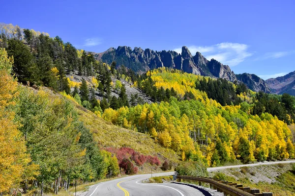 aspens Rocky Dağları San Juan Skyway, Colorado'da doğal dolaşık yol boyunca dönüm.