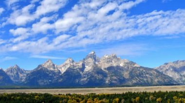 Yüksek stratus bulutlar üzerinde Grand Tetons Milli Parkı, Wyoming Timelapse. Kamera sabit.