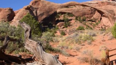Manzara Arch adlı Arches National Park, Utah. Kamera daha düşük kaydırma el sol için üst sağ.