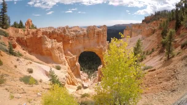 Φυσική Γέφυρα Στο Εθνικό Πάρκο Bryce Canyon Κάμερα Panning Κάτω — Αρχείο Βίντεο