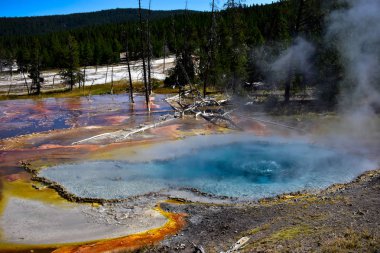 Bir yangın delik göl, Yellowstone Milli Parkı üzerinde birçok kaplıcalar.