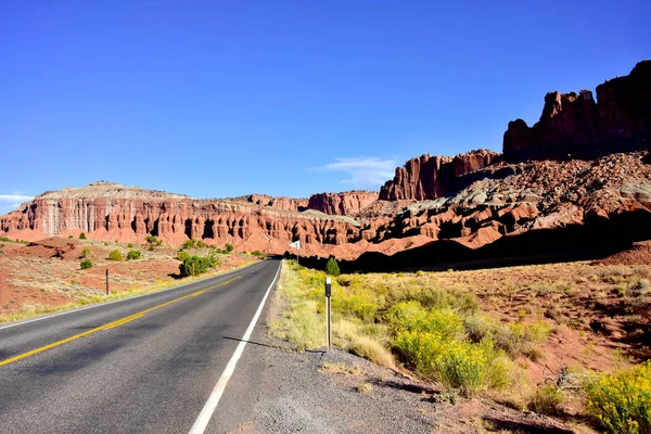 Stretching Road Running Red Rock Formations Capitol Reef National Park — Foto Stock