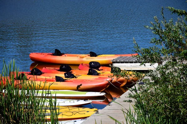 几个五颜六色的皮划艇停泊在南达科他州卡斯特州立公园的西尔万湖 — 图库照片