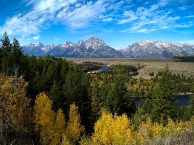 Grand Teton Milli Parkı ve yılan nehir görünümü.