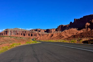 Yalnız yol Capitol resif Milli Parkı'nda