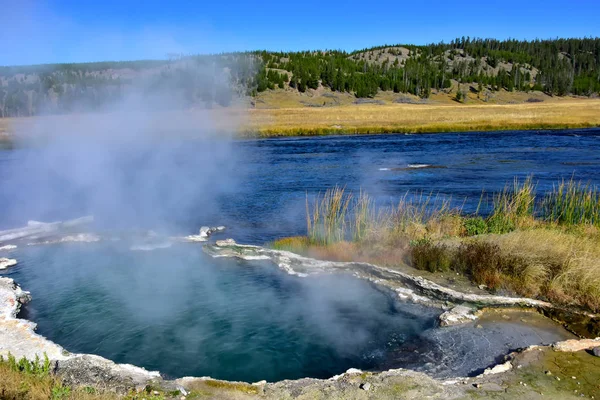 Firehole kanyon meghajtó. — Stock Fotó