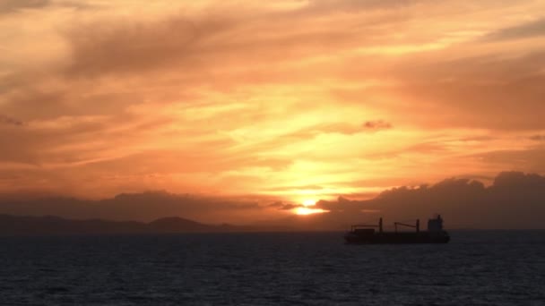 Puesta Sol Océano Con Nubes Rojas Nave Carga Está Primer — Vídeo de stock