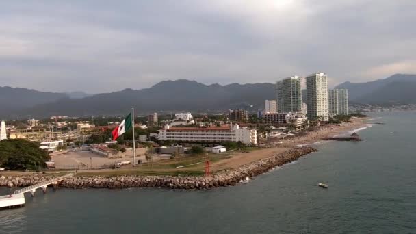 Puerto Vallarta Sett Från Kryssningsfartyg Lämnar Hamnen Kameran Stadigt Men — Stockvideo