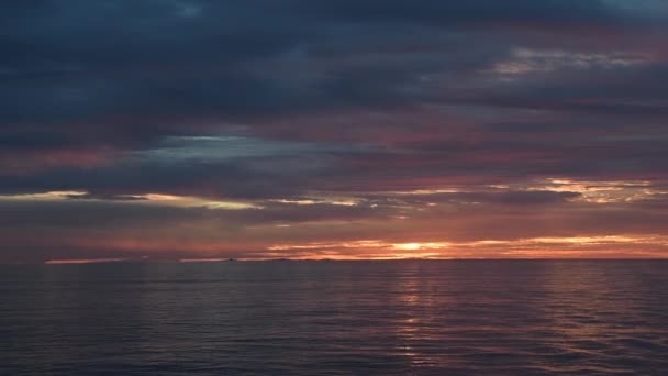 Puesta Sol Océano Con Nubes Casi Nubladas Iluminadas Desde Abajo — Vídeo de stock