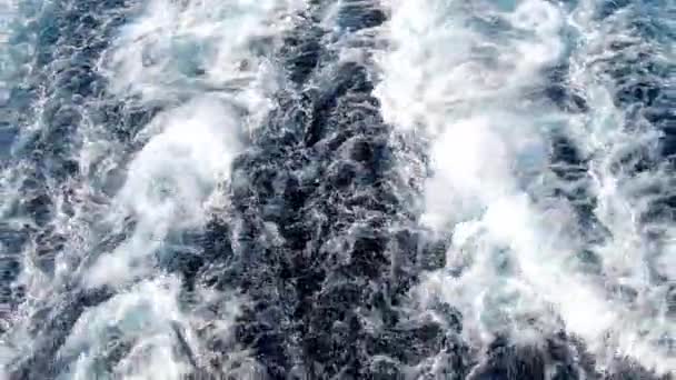 Turbulência Água Atrás Grande Navio Viajando Mar Com Água Azul — Vídeo de Stock